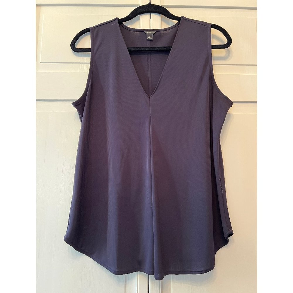 Ann Taylor Size M Navy Sleeveless V-neck Blouse with front pleat